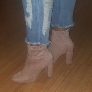 Meet your Posher, Carmelia